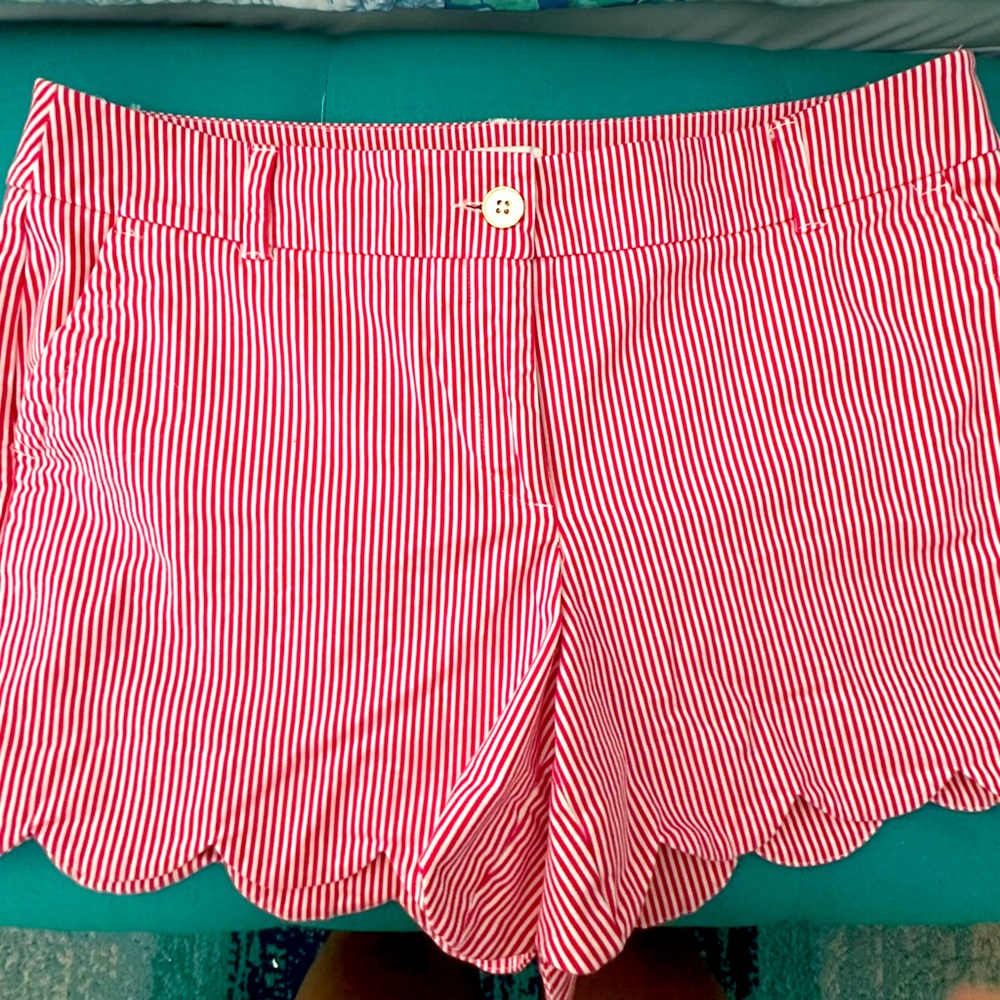 Size 10 Crown and Ivy 4 inch scallop shorts.